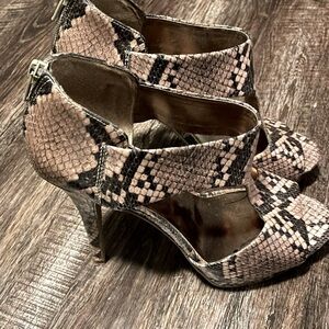 Nine West Snakeskin Platform Stiletto Heels Size 9.5 Gold Trim Polman T-Strap.
